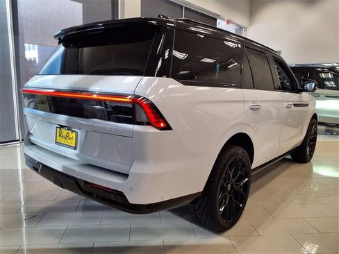 New 2025 Lincoln Navigator Reserve image 2