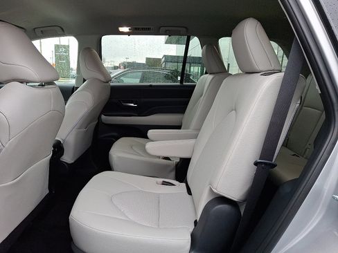 Used 2024 Toyota Grand Highlander XLE image 11