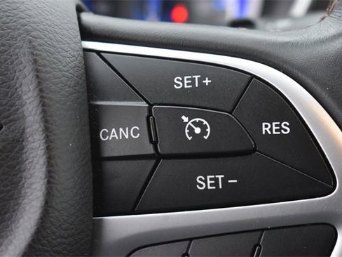 Used 2017 Chrysler Pacifica Touring-L w/ Tire & Wheel Group image 25