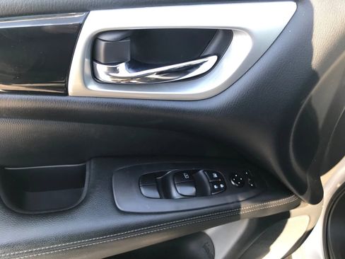 Used 2020 Nissan Pathfinder S image 12