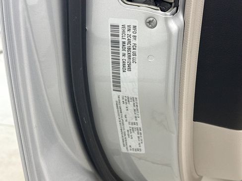 Used 2024 Chrysler Pacifica Touring-L FWD image 11