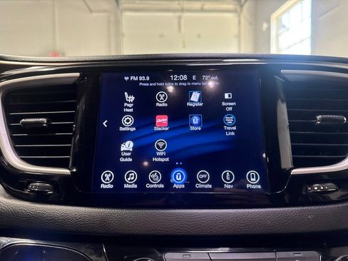 Used 2017 Chrysler Pacifica Touring-L FWD image 18