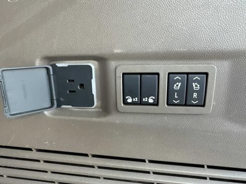Used 2023 GMC Yukon Denali RWD image 14