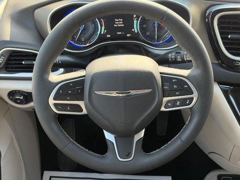 Used 2024 Chrysler Pacifica Touring-L FWD image 14