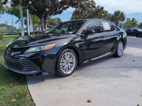 Certified 2020 Toyota Camry XLE FWD image 5