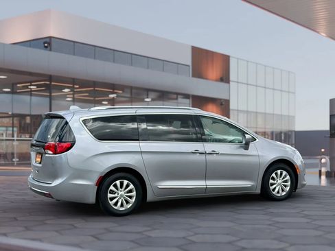 Used 2018 Chrysler Pacifica Touring-L w/ Advanced Safetytec Group FWD image 11