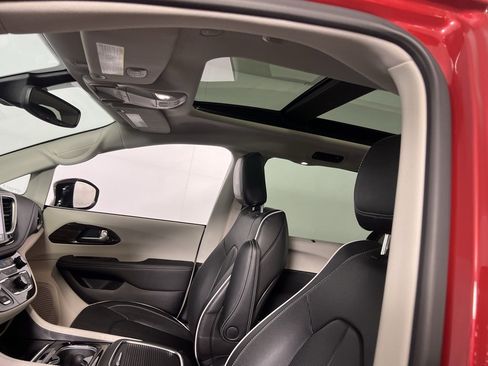 Certified 2024 Chrysler Pacifica Limited image 22