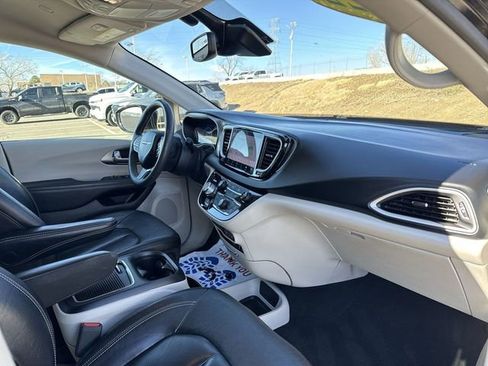 Used 2022 Chrysler Pacifica Touring-L image 25