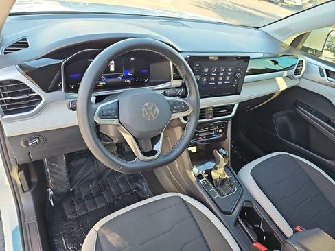 Certified 2025 Volkswagen Taos SE image 15