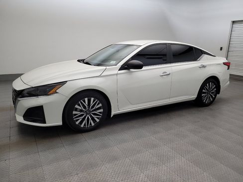 Used 2024 Nissan Altima 2.5 SV FWD image 2