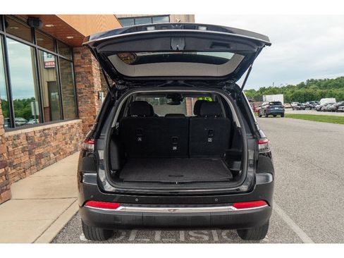 Used 2023 Jeep Grand Cherokee Laredo AWD/4WD image 25