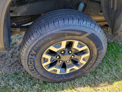 Used 2017 Toyota Tacoma TRD Off-Road w/ Tow Package image 7