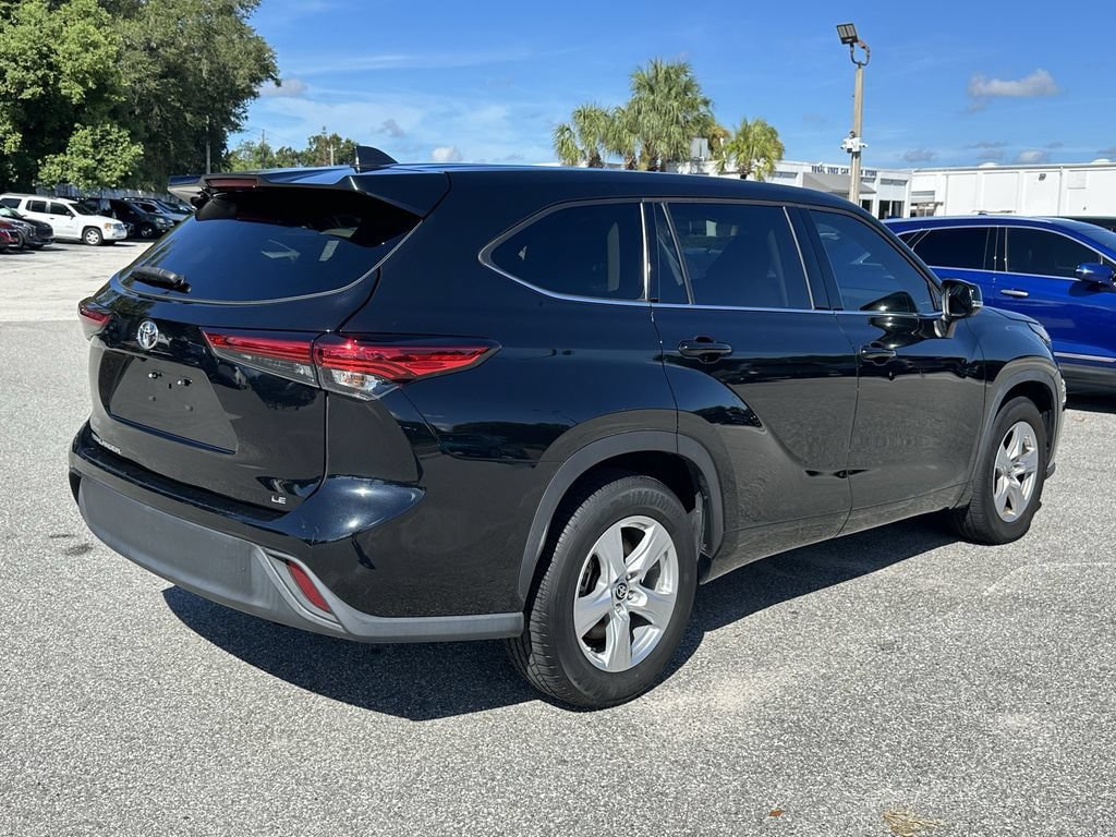 Used 2022 Toyota Highlander LE FWD image 5