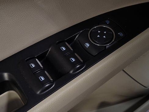 Used 2018 Ford Fusion SE w/ Fusion SE Technology Package FWD image 27