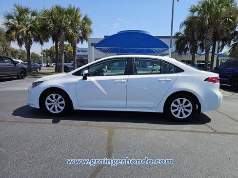 Used 2025 Toyota Corolla LE image 2