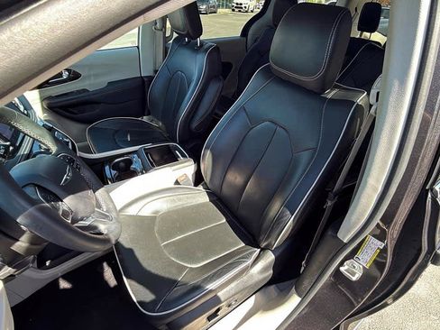 Used 2023 Chrysler Pacifica Limited FWD image 21