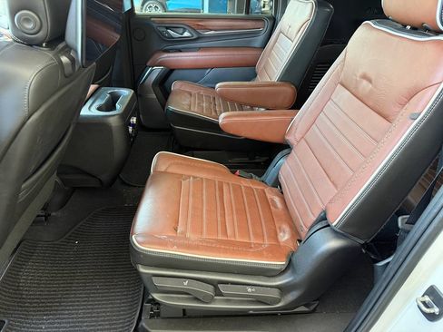 Used 2023 GMC Yukon XL Denali Ultimate AWD/4WD image 3