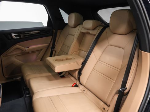 Certified 2023 Porsche Cayenne AWD/4WD image 39
