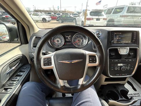 Used 2015 Chrysler Town & Country Touring-L w/ Driver Convenience Group image 26