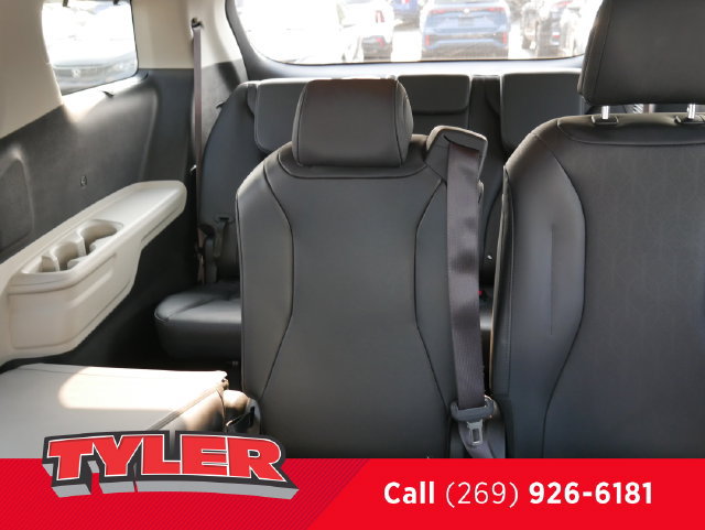 Used 2024 Kia Carnival EX FWD image 38