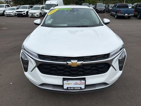 Used 2025 Chevrolet Trax LT FWD image 8