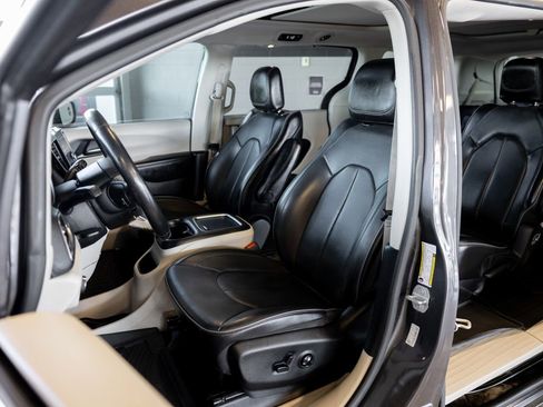 Used 2020 Chrysler Pacifica Limited FWD image 11