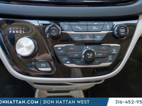 Used 2023 Chrysler Pacifica Touring-L FWD image 10