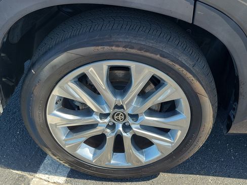 Used 2021 Toyota Highlander Limited FWD image 10