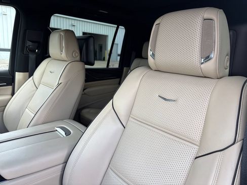 Certified 2021 Cadillac Escalade ESV Premium Luxury AWD/4WD image 17