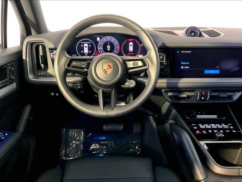Used 2025 Porsche Cayenne image 13