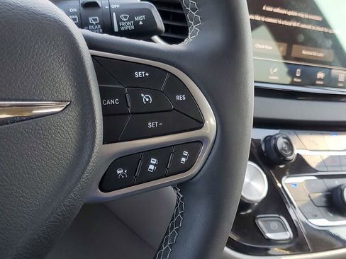 Used 2024 Chrysler Pacifica Touring-L image 22