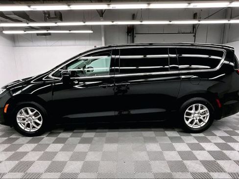 Used 2023 Chrysler Pacifica Touring-L FWD image 13