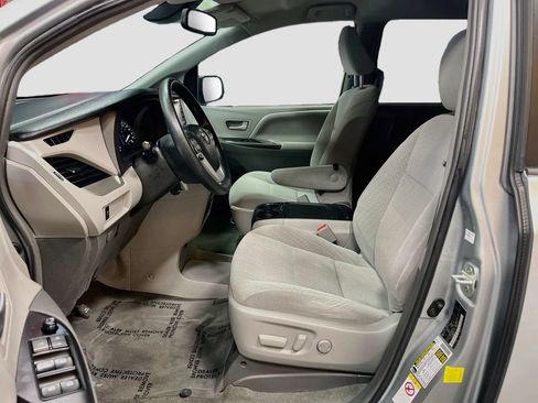 Used 2019 Toyota Sienna LE FWD image 19