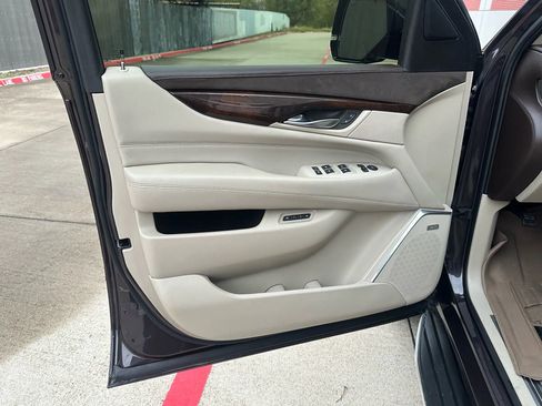 Used 2016 Cadillac Escalade Luxury image 17