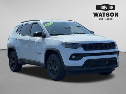 Used 2025 Jeep Compass Latitude w/ Convenience Group AWD/4WD image 1