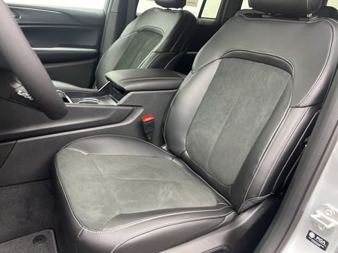 New 2025 Jeep Grand Cherokee Altitude image 8