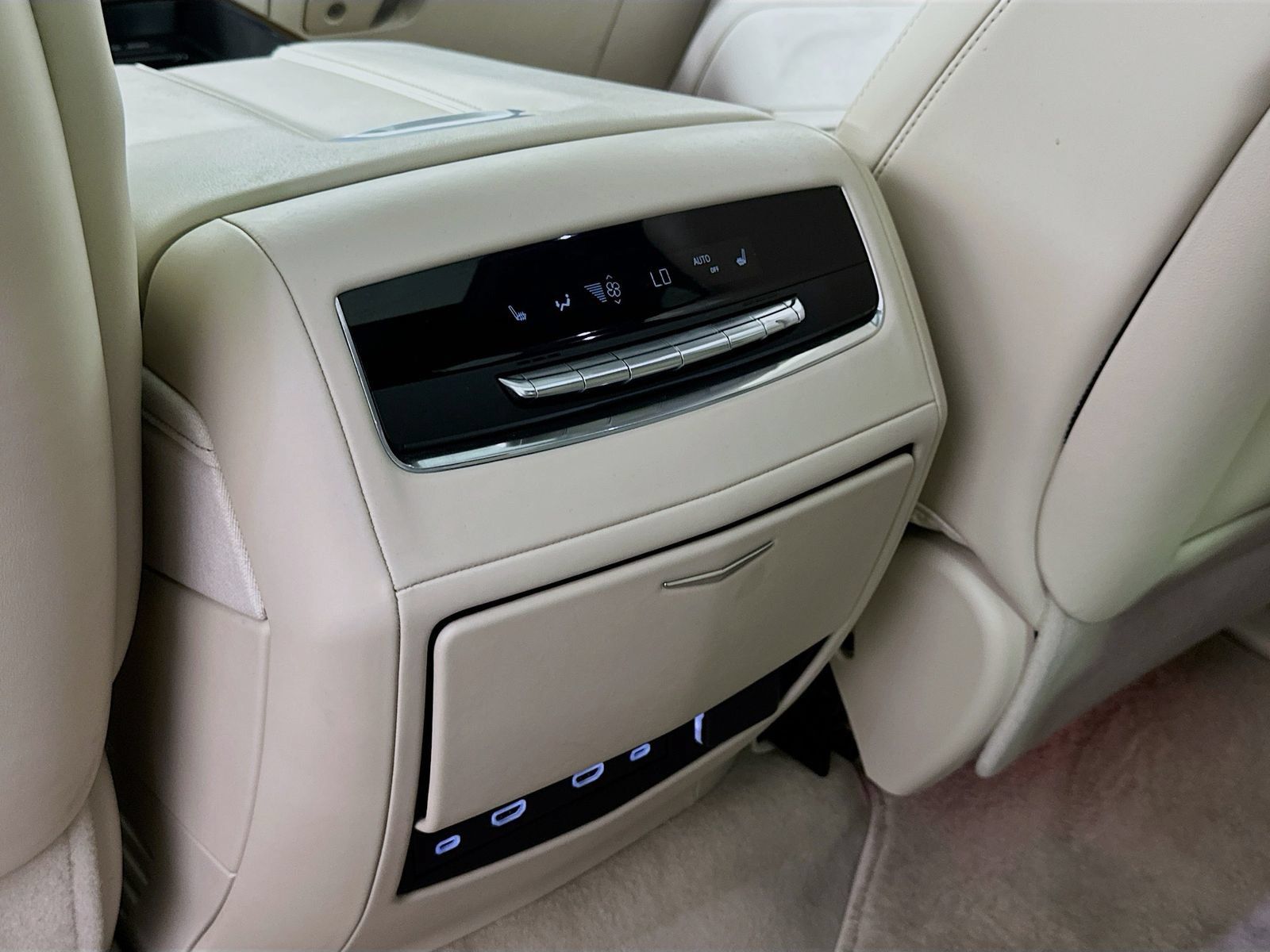 Used 2024 Cadillac Escalade Premium Luxury Platinum AWD/4WD image 28