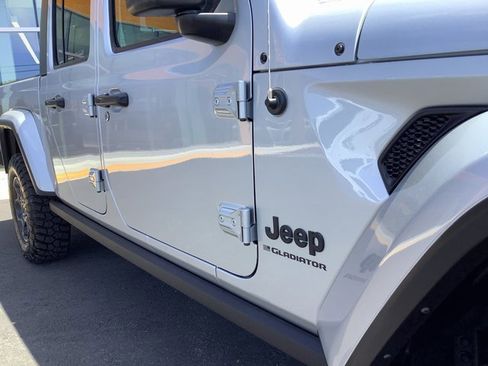 Used 2023 Jeep Gladiator Willys image 44