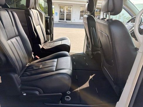 Used 2016 Chrysler Town & Country Touring w/ Driver Convenience Group FWD image 25