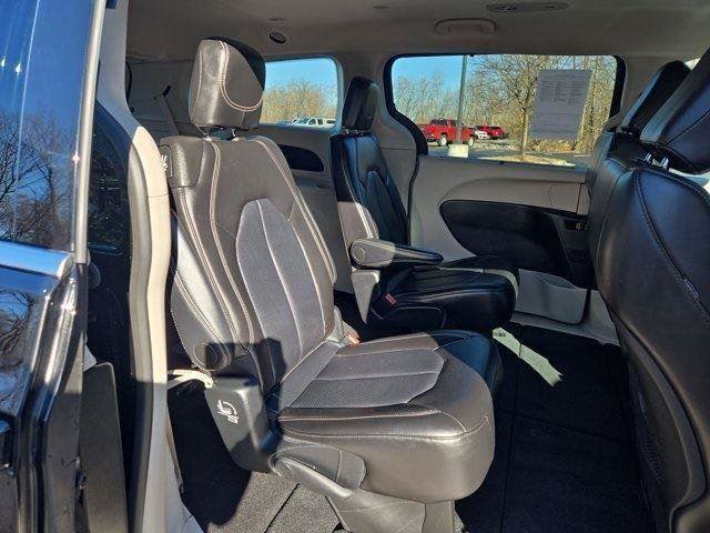 Used 2024 Chrysler Pacifica Touring-L FWD image 28