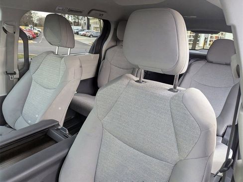 Used 2024 Toyota Sienna LE image 14