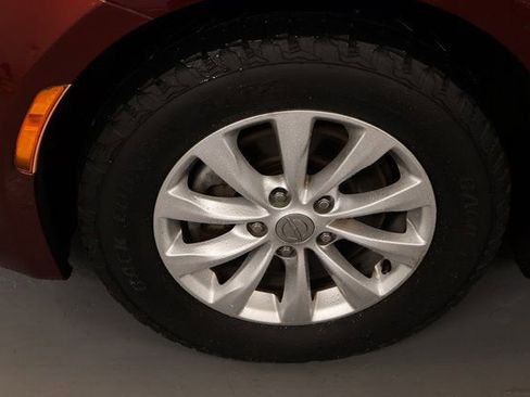 Used 2019 Chrysler Pacifica Touring-L image 7