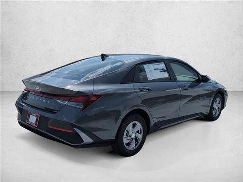 New 2026 Hyundai Elantra SE FWD image 2