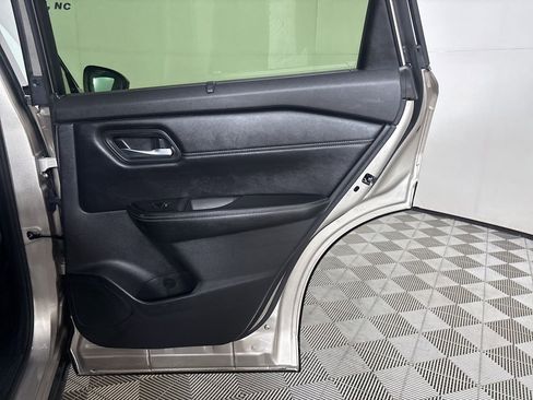 Used 2025 Nissan Rogue SL w/ Tech Package image 27