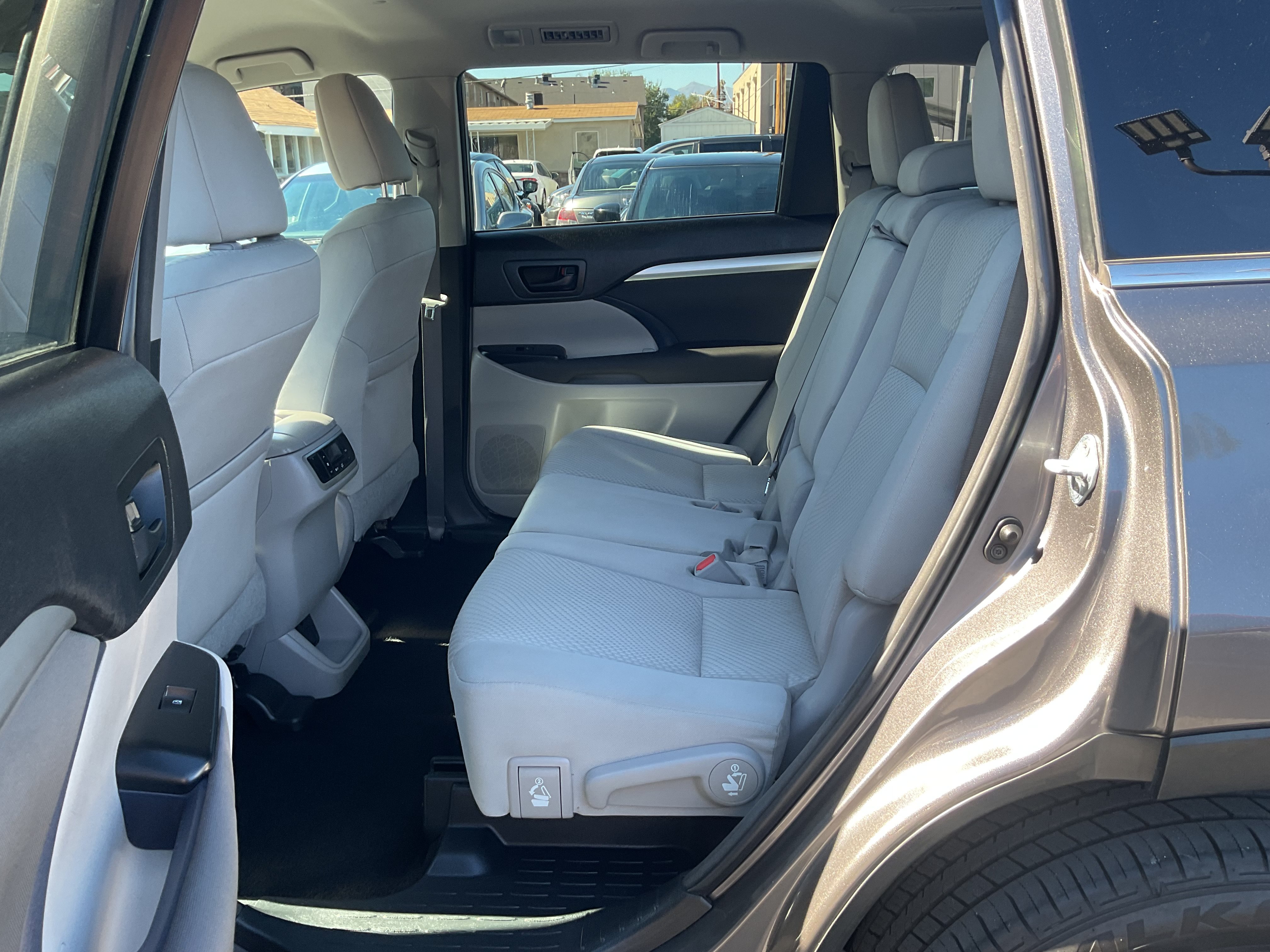 Used 2016 Toyota Highlander LE AWD/4WD image 19