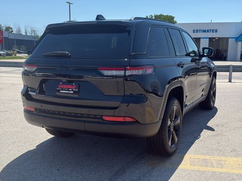 Used 2022 Jeep Grand Cherokee Altitude AWD/4WD image 5
