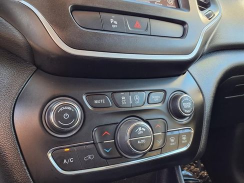 Used 2020 Jeep Cherokee Trailhawk w/ Cold Weather Group image 7