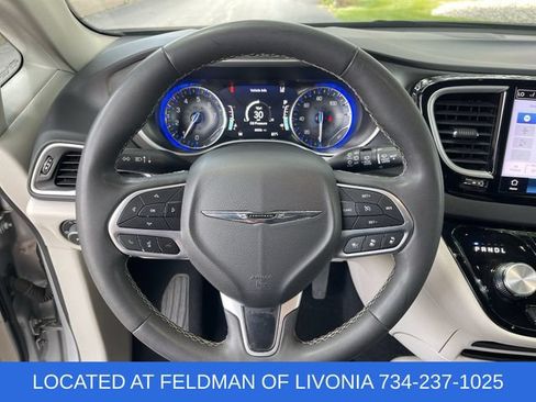 Used 2024 Chrysler Pacifica Touring-L FWD image 11