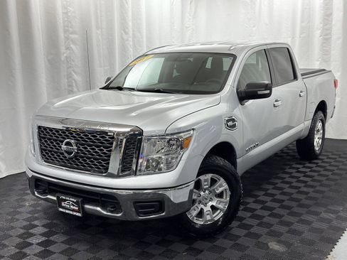 Used 2017 Nissan Titan SV image 2