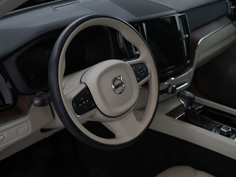 Used 2021 Volvo XC60 T5 Momentum w/ Premium Package image 18